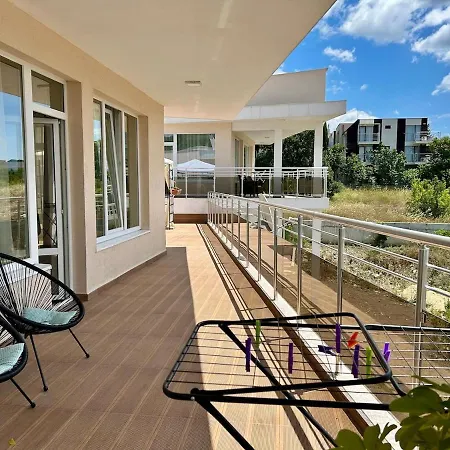 Апартаменты Sunny Escape Your Beachside Home Солнечный берег