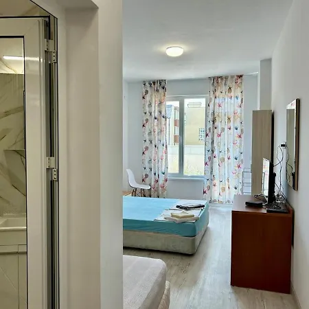 Апартаменты Sunny Escape Your Beachside Home Солнечный берег