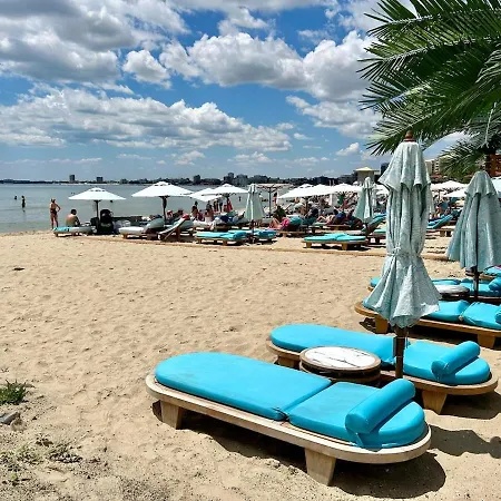 Sunny Escape Your Beachside Home Апартаменты Солнечный берег