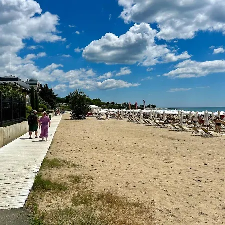 Апартаменты Sunny Escape Your Beachside Home *