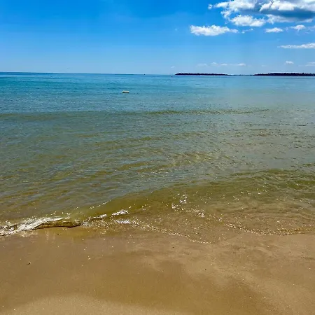 Sunny Escape Your Beachside Home Апартаменты *