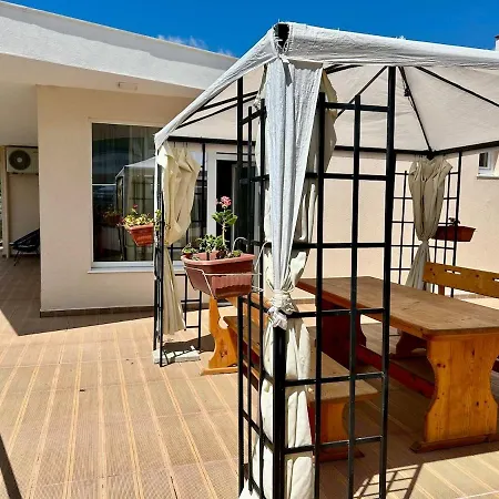 Апартаменты Sunny Escape Your Beachside Home Солнечный берег