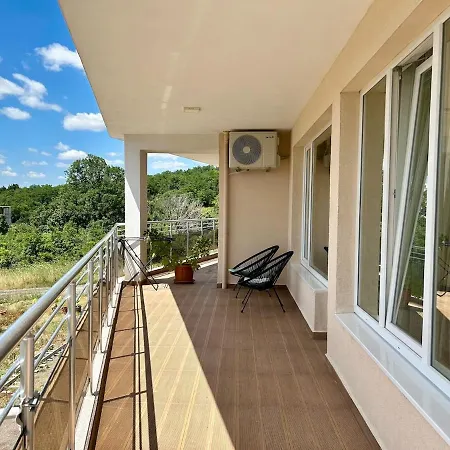 Sunny Escape Your Beachside Home Апартаменты *
