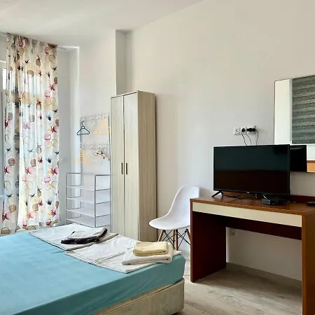 Апартаменты Sunny Escape Your Beachside Home Солнечный берег
