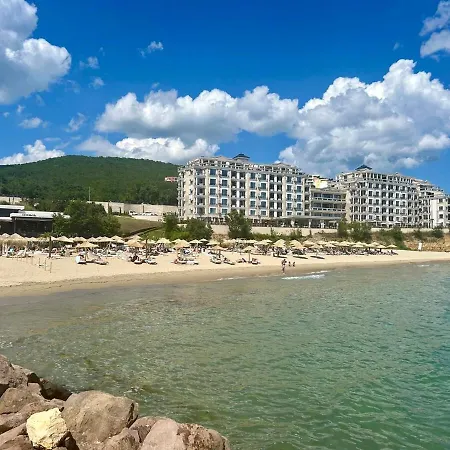 Sunny Escape Your Beachside Home Апартаменты *