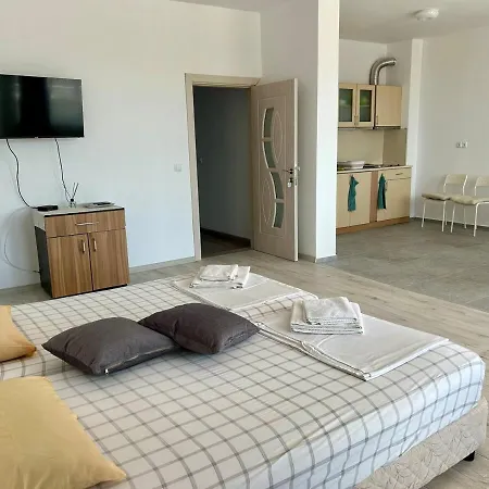 Апартаменты Sunny Escape Your Beachside Home *