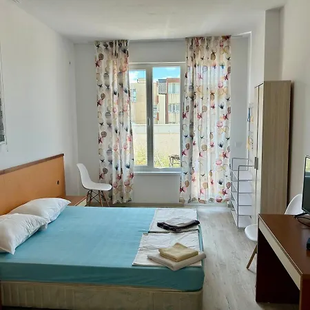 Апартаменты Sunny Escape Your Beachside Home