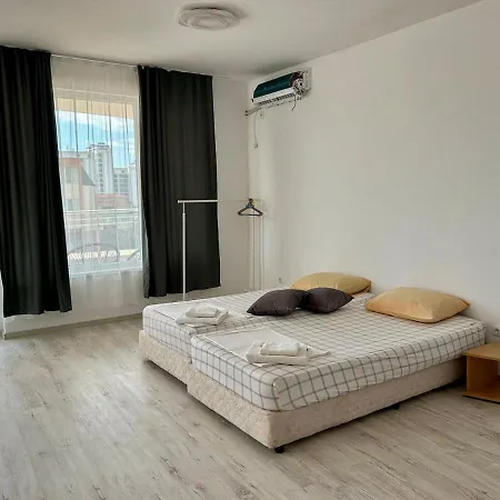 Sunny Escape Your Beachside Home Апартаменты *