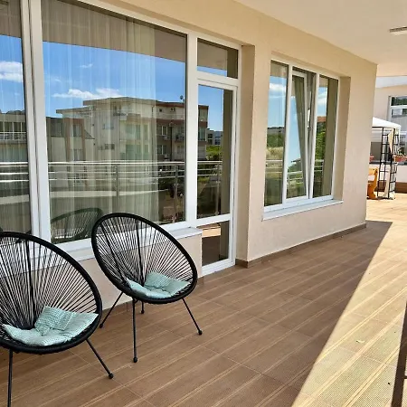 Апартаменты Sunny Escape Your Beachside Home Солнечный берег