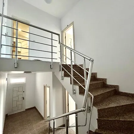Sunny Escape Your Beachside Home Апартаменты *