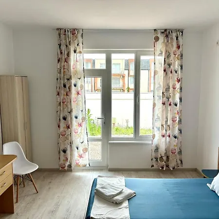 Sunny Escape Your Beachside Home Апартаменты Солнечный берег
