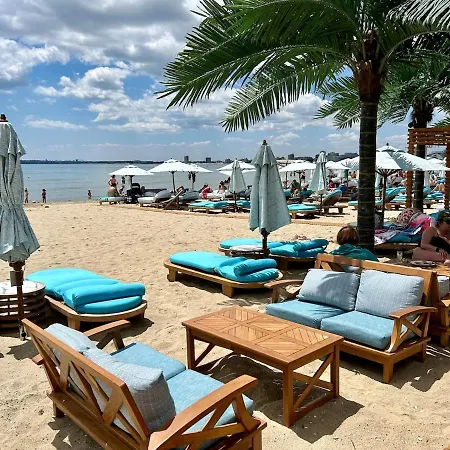 Апартаменты Sunny Escape Your Beachside Home Солнечный берег