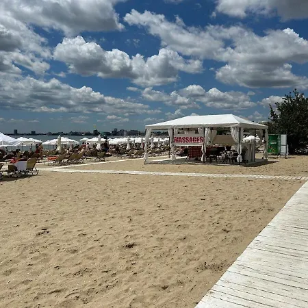 Sunny Escape Your Beachside Home Апартаменты