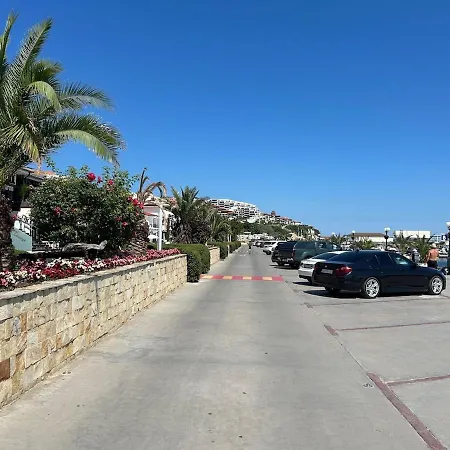 Sunny Escape Your Beachside Home Апартаменты *