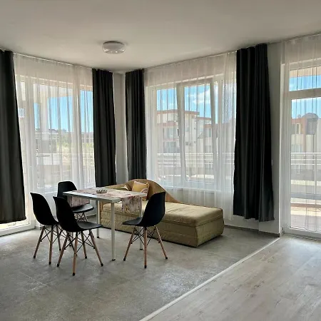 Апартаменты Sunny Escape Your Beachside Home