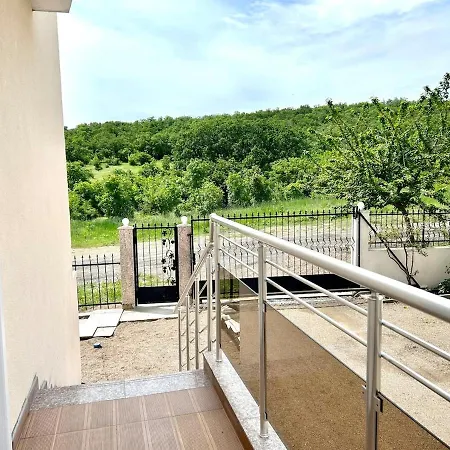 Апартаменты Sunny Escape Your Beachside Home Солнечный берег